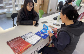 百年人寿枣庄中支积极开展“保险服务伴您行”进电信商城宣传活动