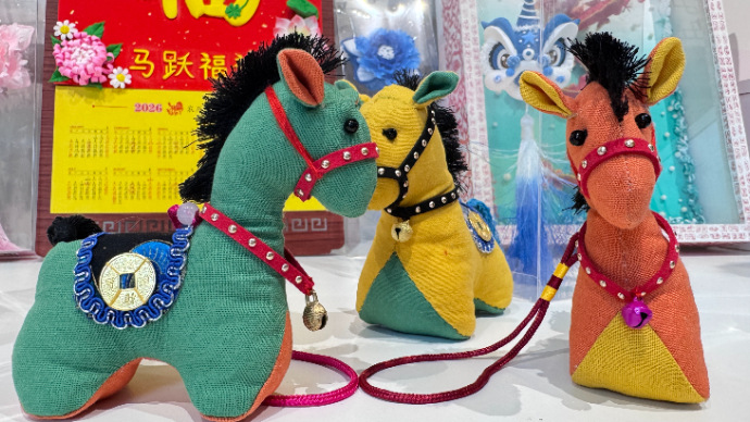 新春走基层丨看青岛非遗手艺人如何把小马请进“年俗”里