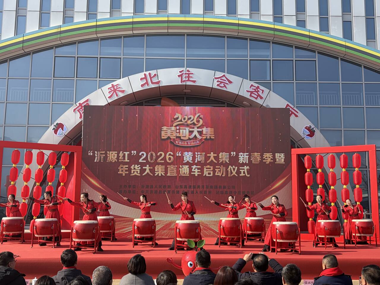 新春走基层｜高速服务区里赶大集