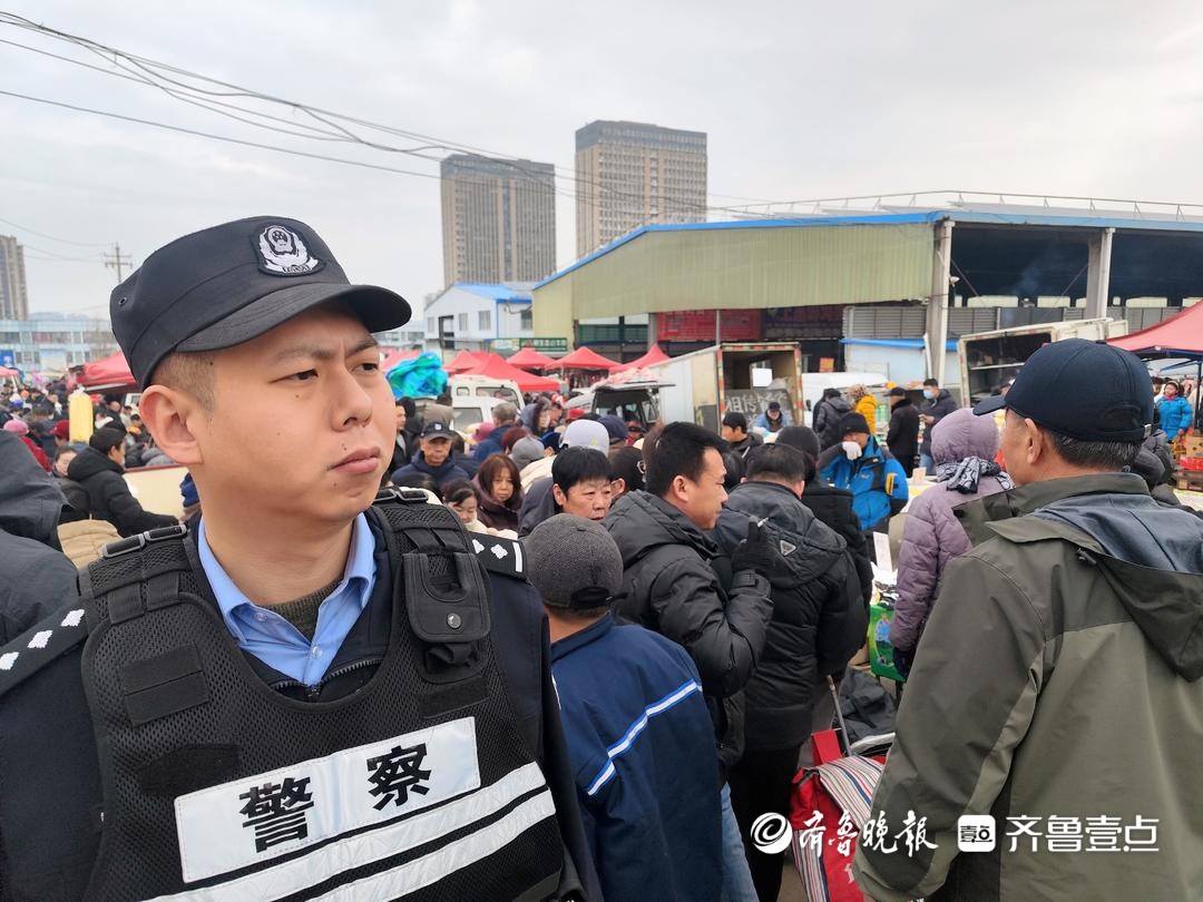 新春走基层｜福山大集上民警抓了个空，“百姓就需要这样的年”