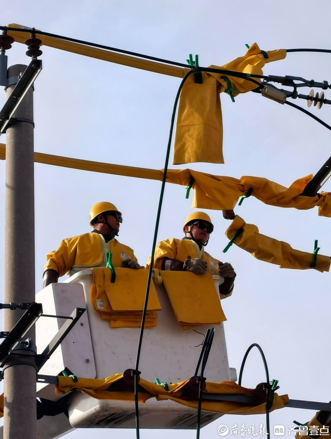 新春走基层｜高空“追光者”：带电坚守，守护万家灯火团圆