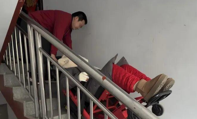 “17年没下楼了”，因一句话，山东小伙背起30多个被困的人生