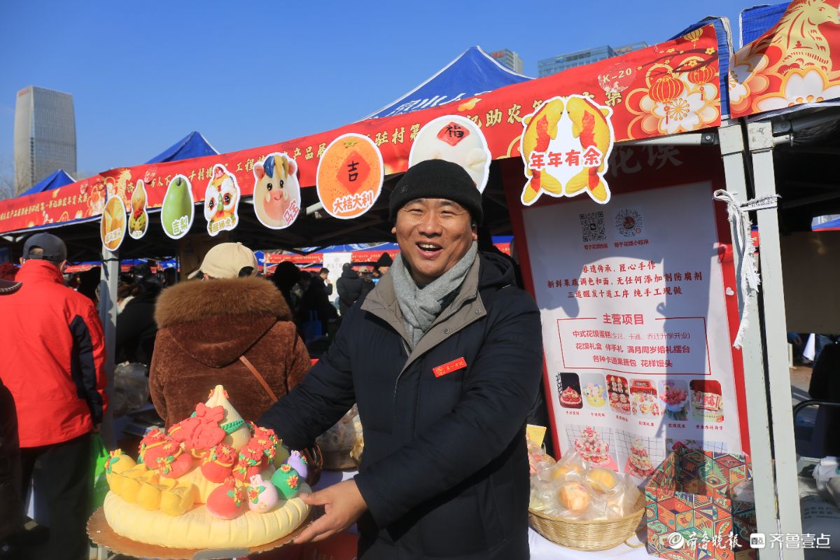 大集上的灿烂笑容      