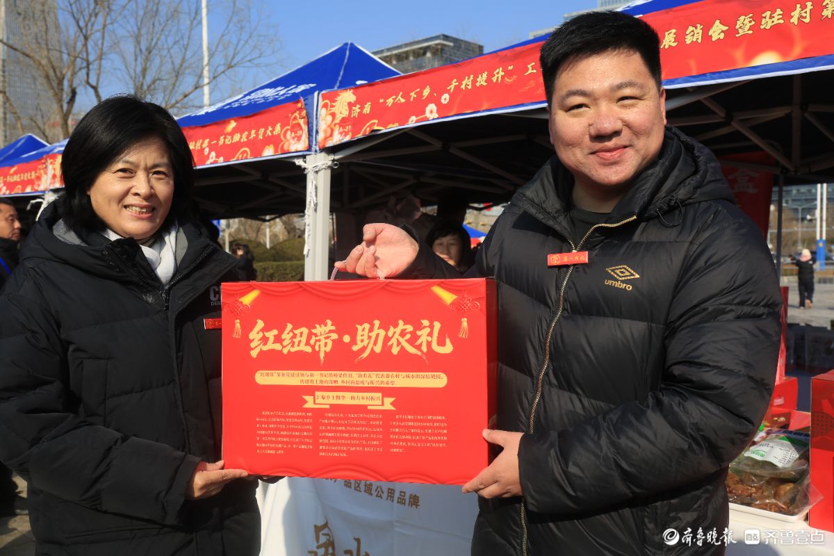 大集上的灿烂笑容      