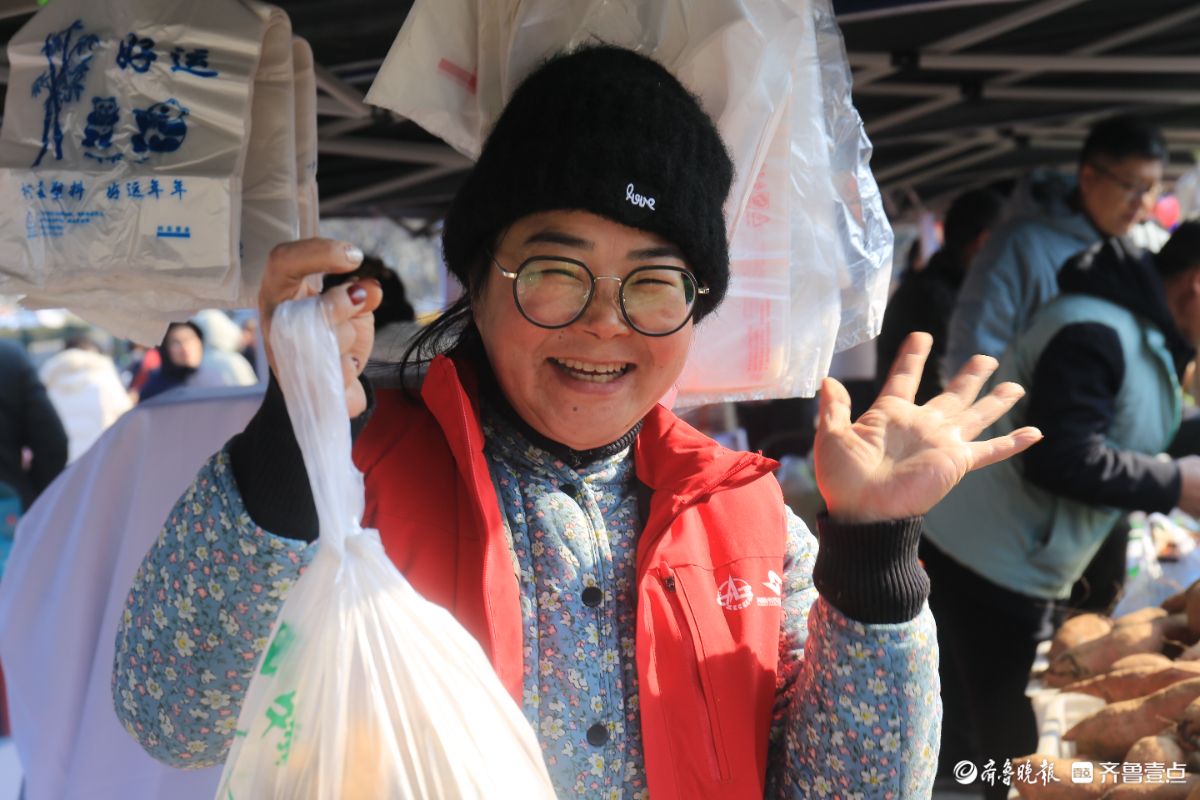 大集上的灿烂笑容      