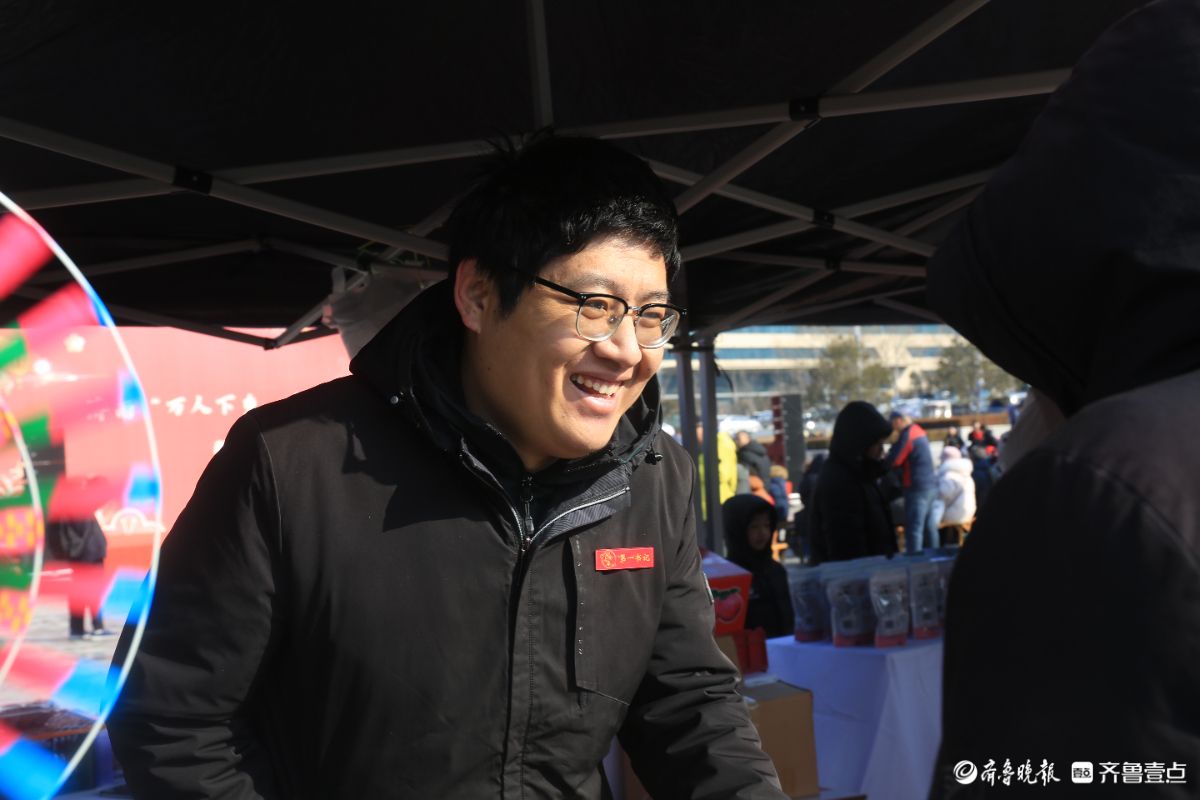 大集上的灿烂笑容      