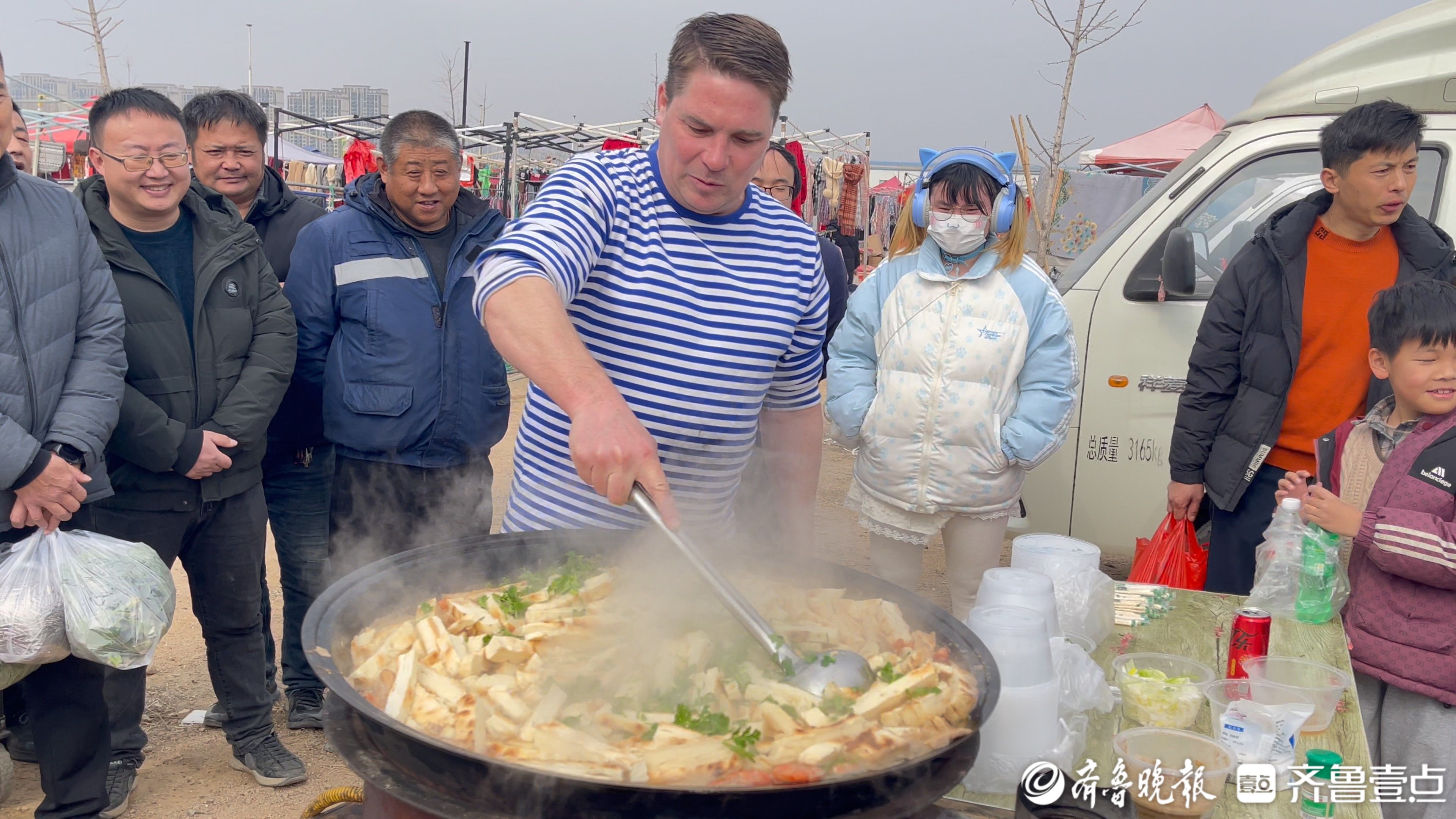 新春走基层｜日照这个大集上来了“洋女婿”，一锅海鲜烩饼暖人心