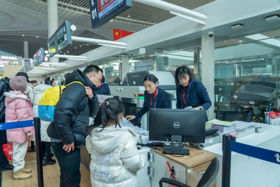 小朋友一个人也能安心飞！青岛机场无陪儿童出行服务指南来了