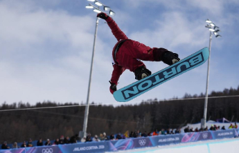女子单板滑雪U型场地，蔡雪桐、武绍桐晋级决赛