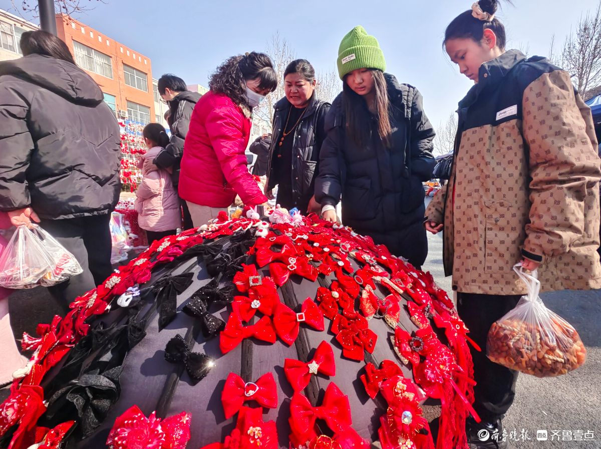 新春随手拍|赶年集，购发饰