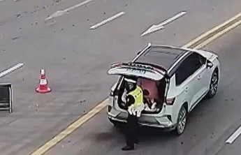 家长将两名不足10岁孩子塞后备箱超员返乡被罚，律师：属加重处罚情节