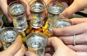 男子春节聚餐饮酒后身亡，同桌人未劝酒也可能有轻微过失要赔偿，法官提醒