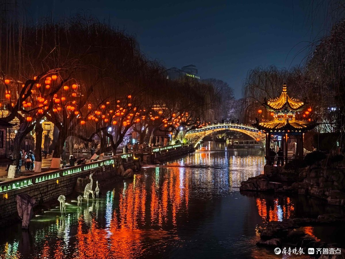 新春随手拍|流光溢彩护城河（手机摄影）