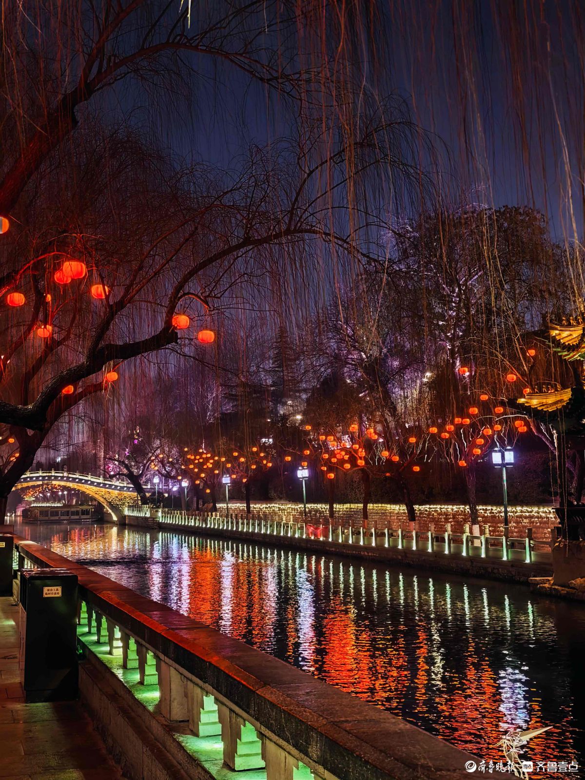 新春随手拍|流光溢彩护城河（手机摄影）