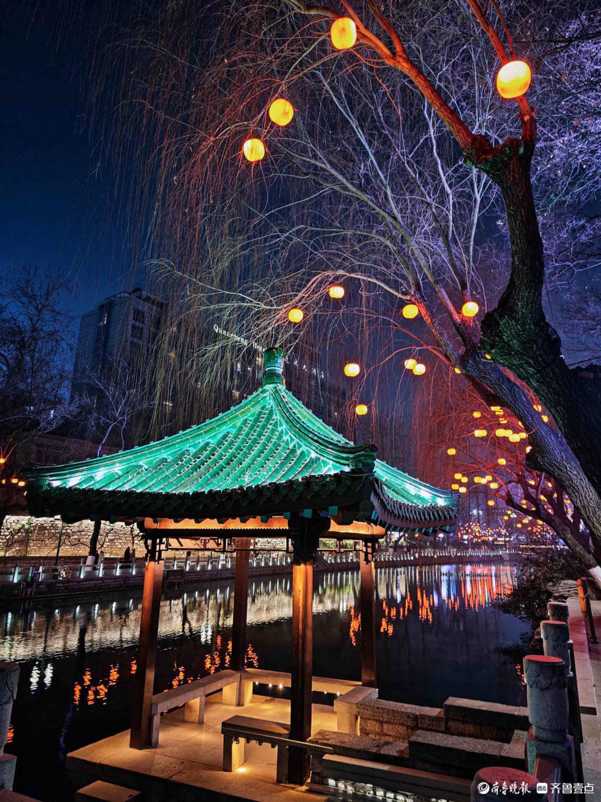 新春随手拍|流光溢彩护城河（手机摄影）