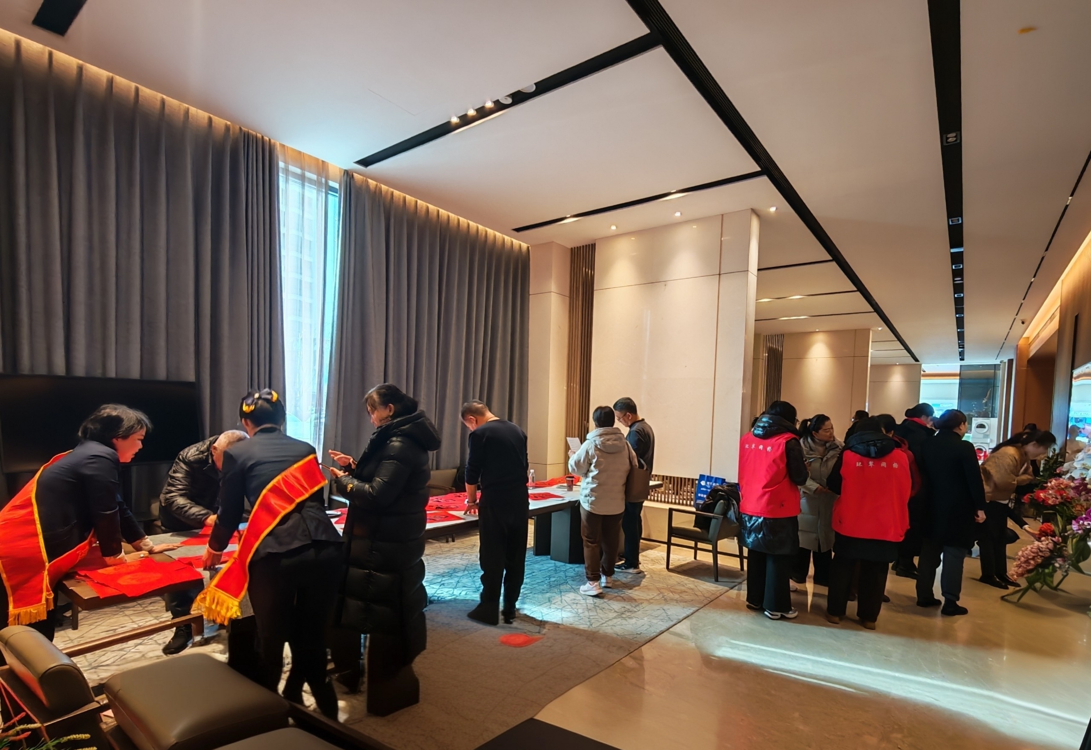 恒丰银行威海分行携手金线顶社区开展写对联送福活动