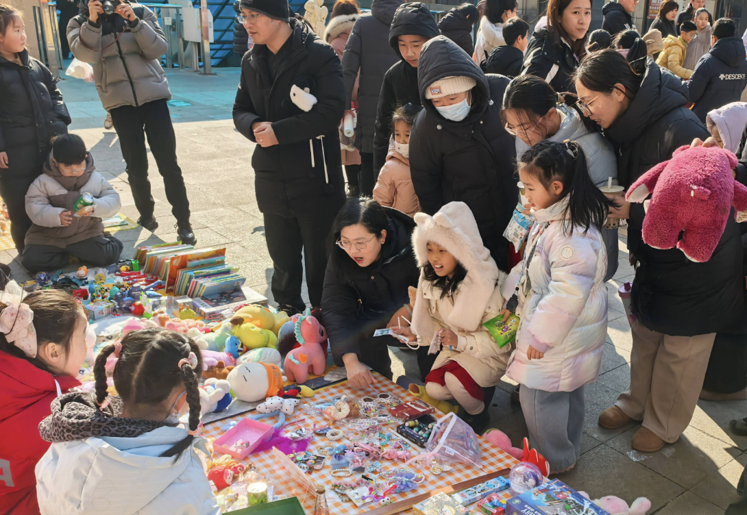 马跃新春赶大集！济南市中区泉欣小学学子把年味玩出“新花样”