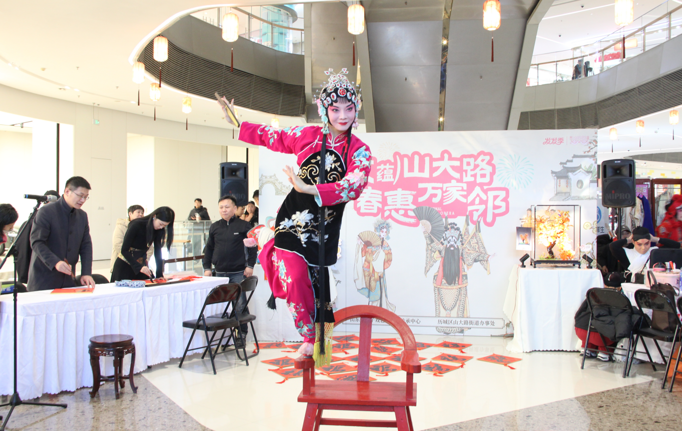 新春走基层丨非遗绝活亮相，山东好戏唱进商圈里