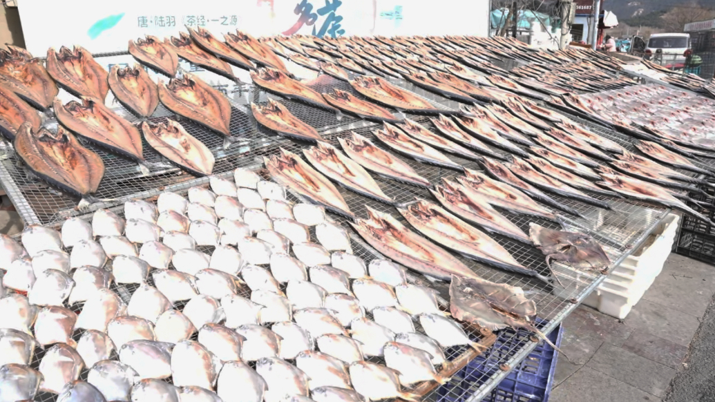 新春走基层丨一天卖几百条！青岛王哥庄甜晒鱼销量火爆