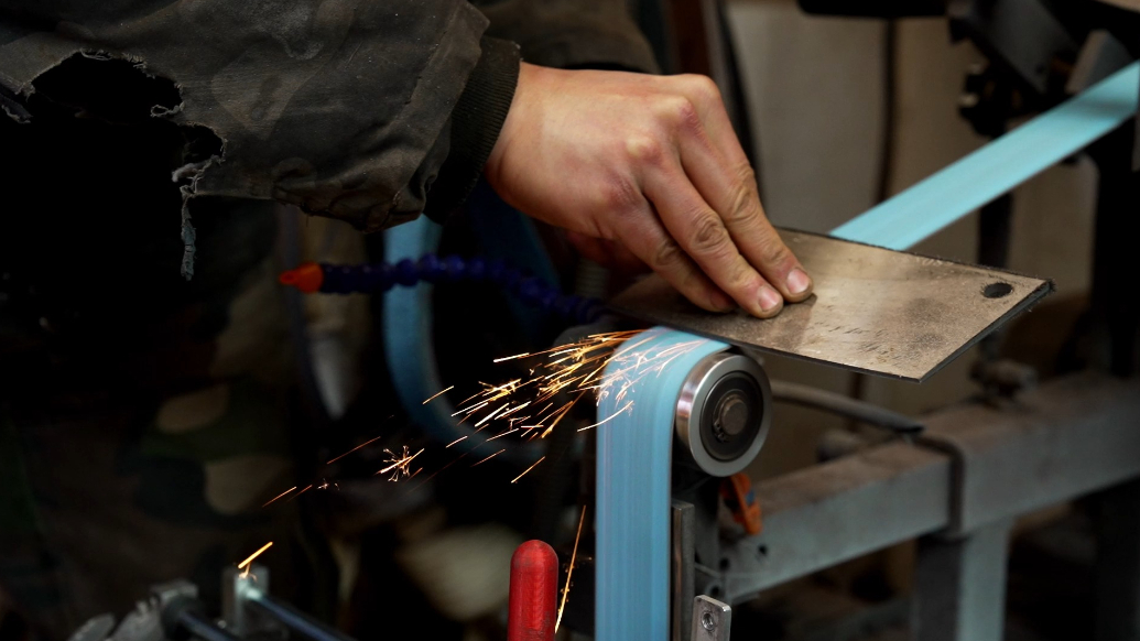 果然视频丨“泰山刀客”杨大成：守着炉火锻刀 让老手艺活在当下