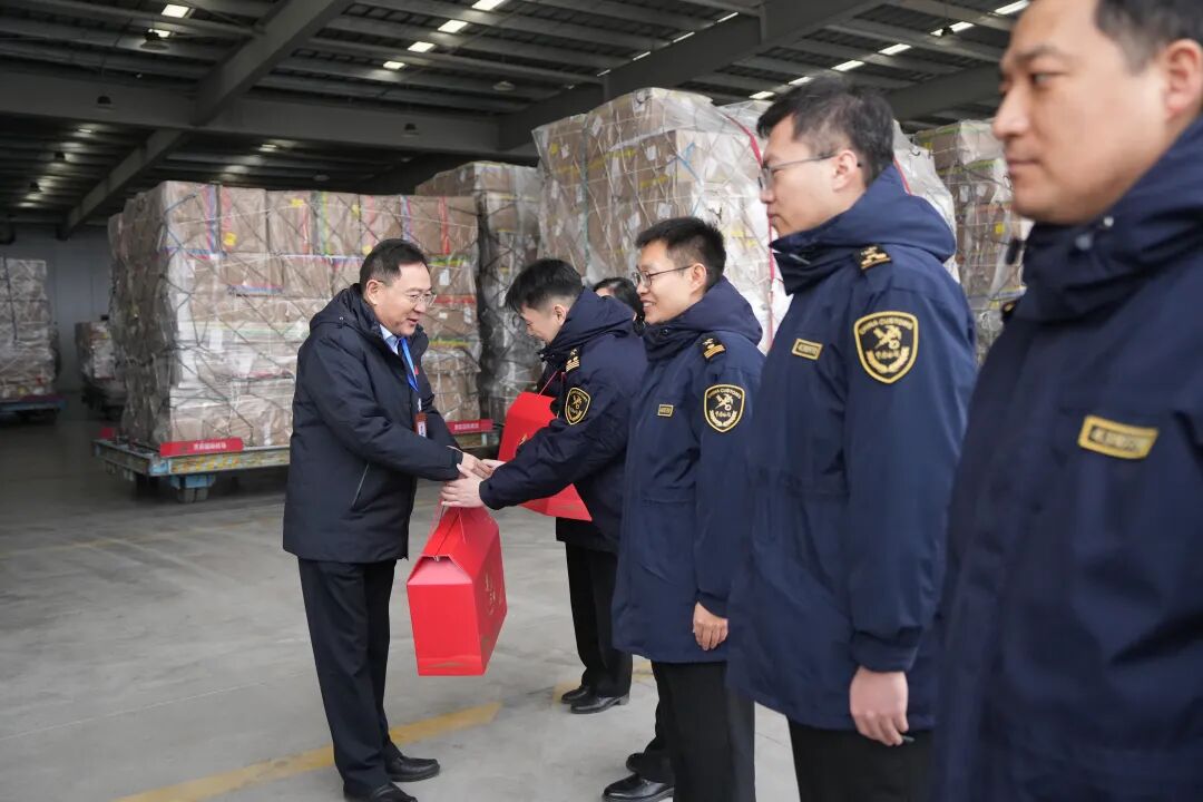 省直机关组织开展“情暖万家 凝心聚力”2026年冬送温暖活动