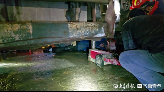 果然视频|男子因事故被困货车底，众人合力“抬”车救援