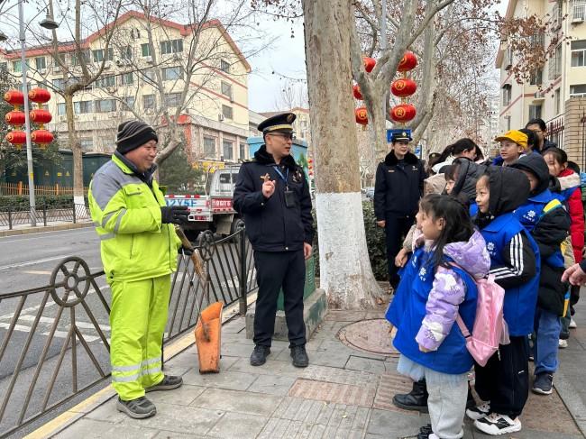 青少年化身“小小城管员”，沉浸式体验城市治理
