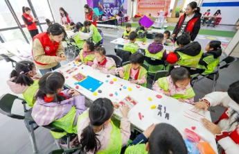 增加公益性托管供给，破解假期“带娃难”