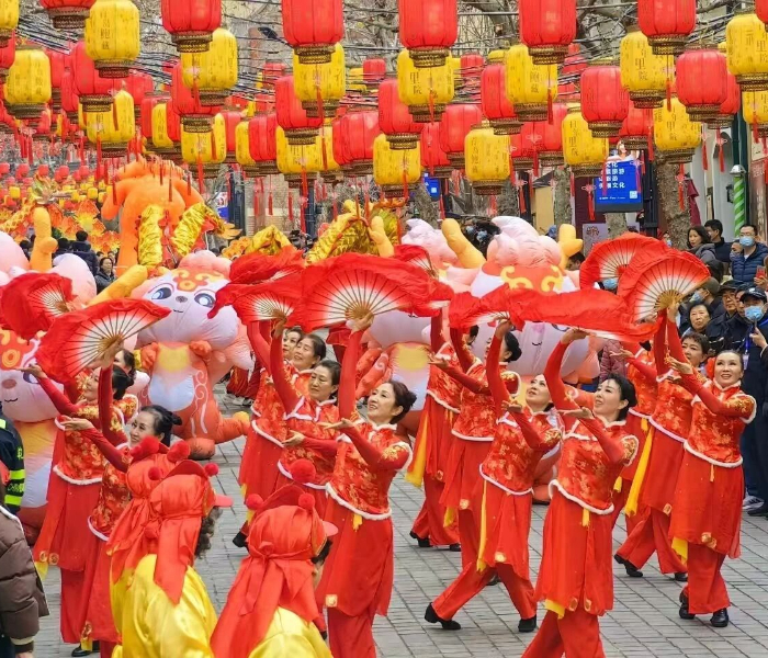 从传统糖球到创意美食，从民俗表演到马年元素打卡，从消费惠民到一站式全民购，齐鲁壹点专栏带你解锁糖球会的N种打开方式，寻味青岛最浓新春烟火。