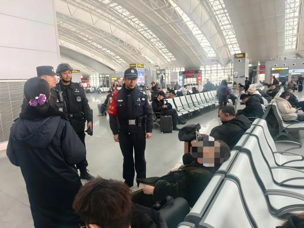 济南铁警紧急救助突发疾病旅客