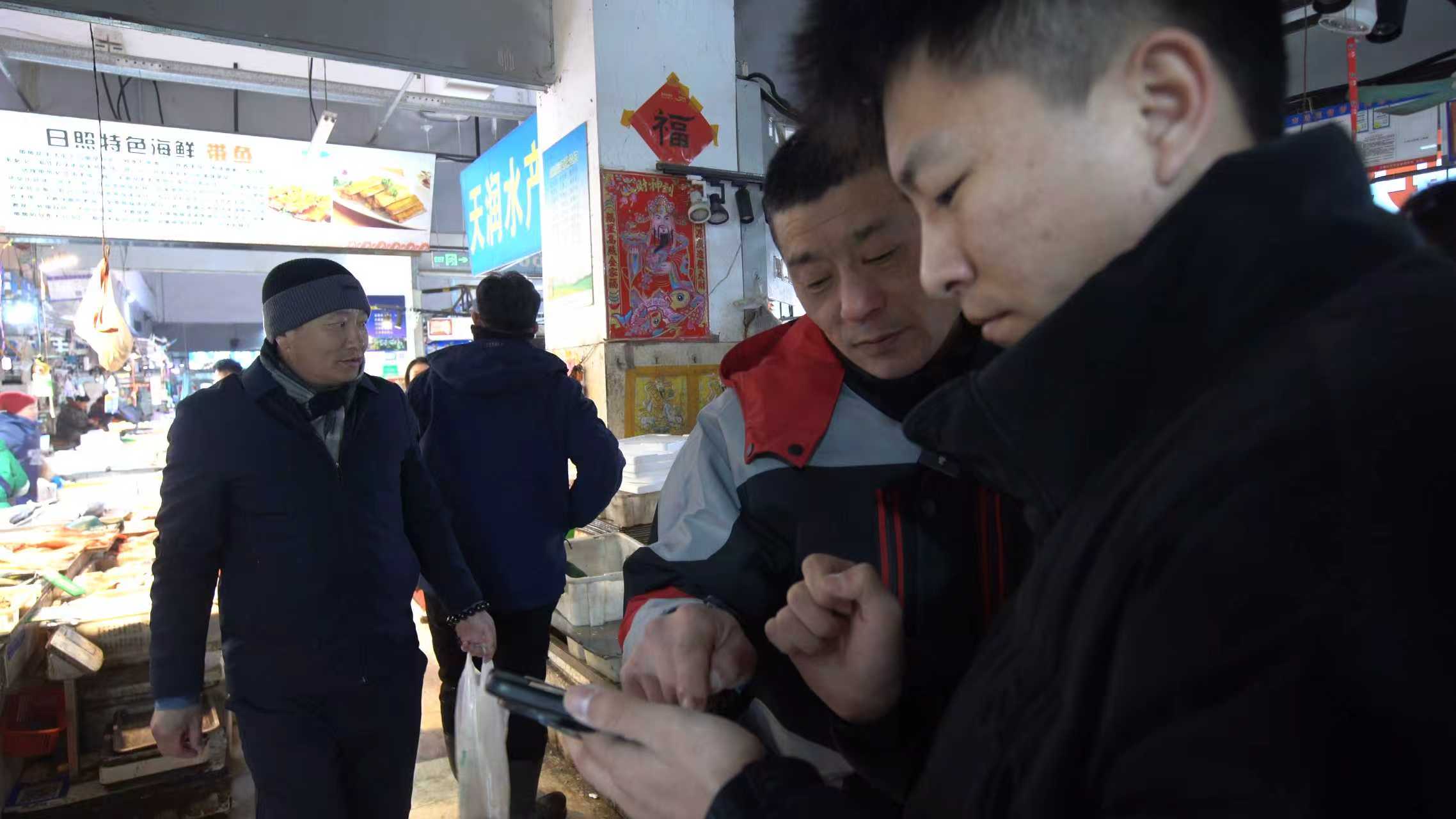 新春走基层｜一箱箱海鲜发全国，快递小哥当好日照美味“搬运工”