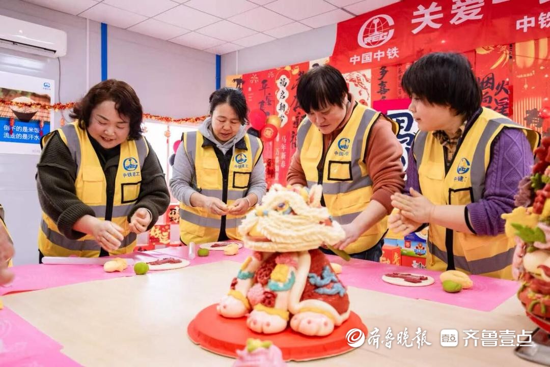 村民工友欢聚，中铁建工集团津潍高铁东营南站工地上过“民俗年”