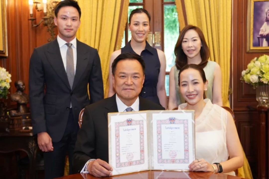 59岁泰国总理迎娶小20岁女友：妻子来自华裔家庭，曾是网红咖啡店老板