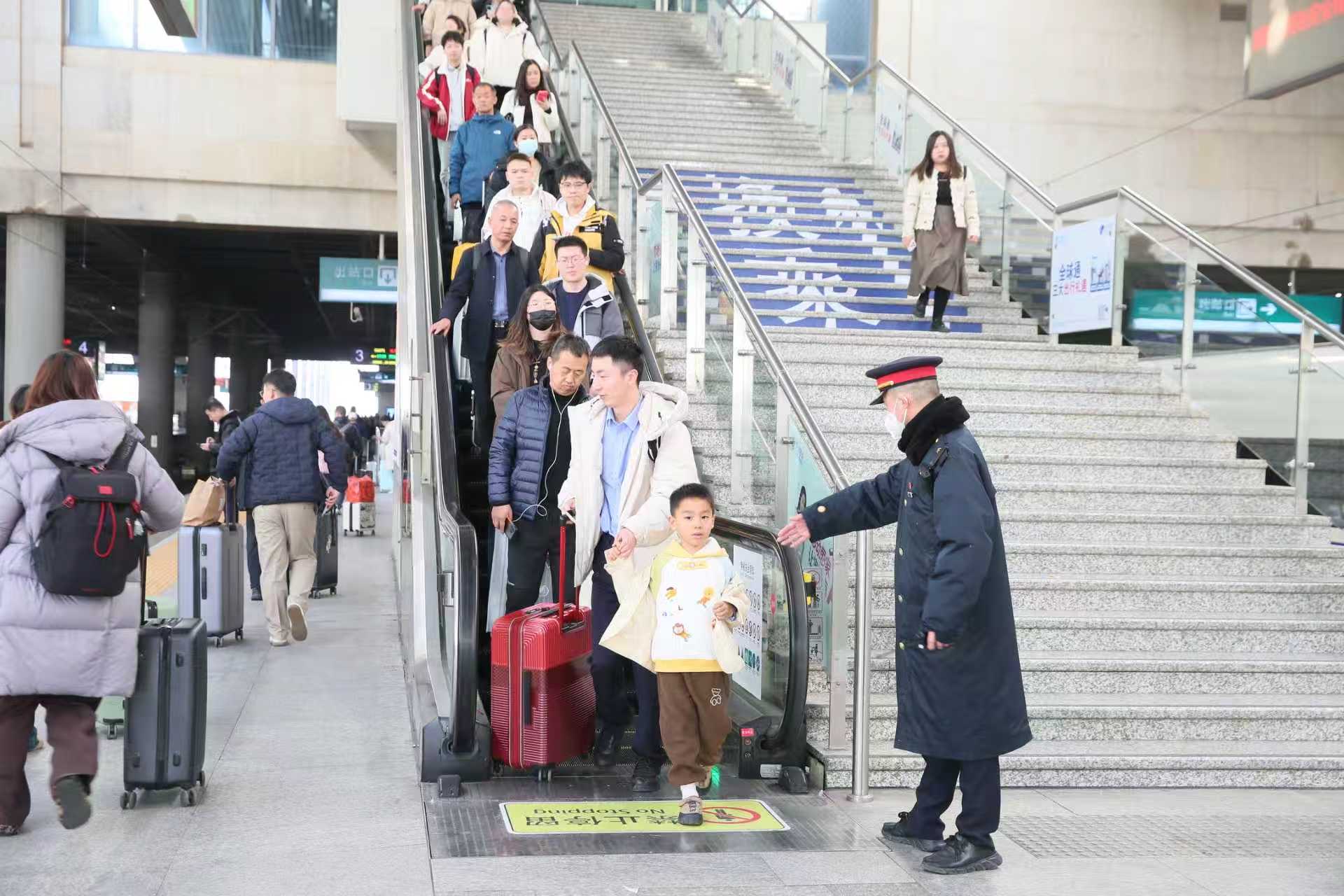 春节假期首日，济南三大火车站预计发送旅客11.3万人次