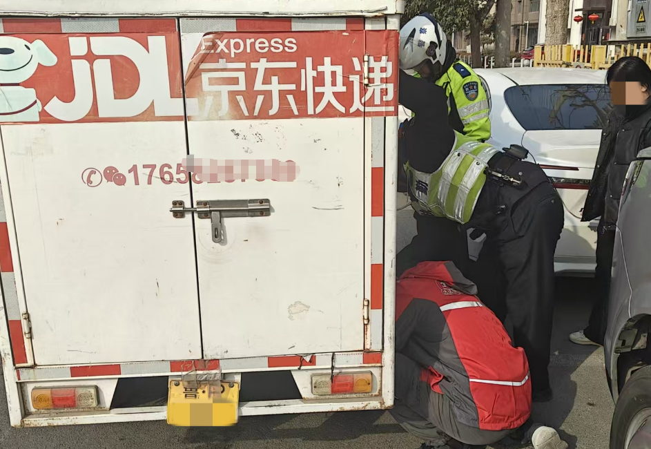 寒风中，莘县执勤交警蹲在路边干了这件事......