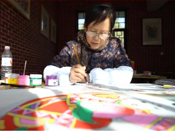 潍坊临朐手绘年画村订单不断，作品需提前一周预订