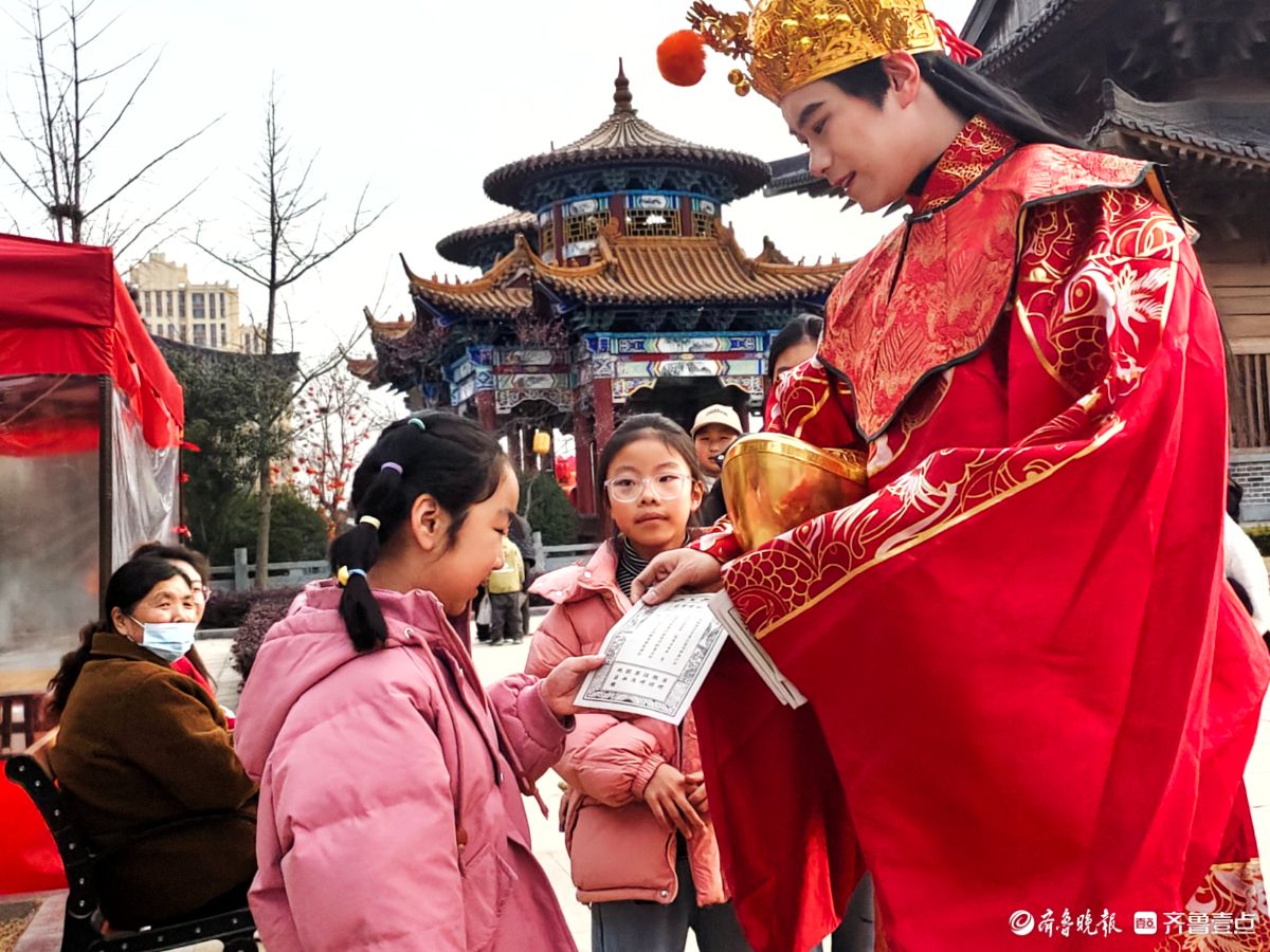 新春随手拍|迎新春灯会趣味游戏引游人（手机摄影）