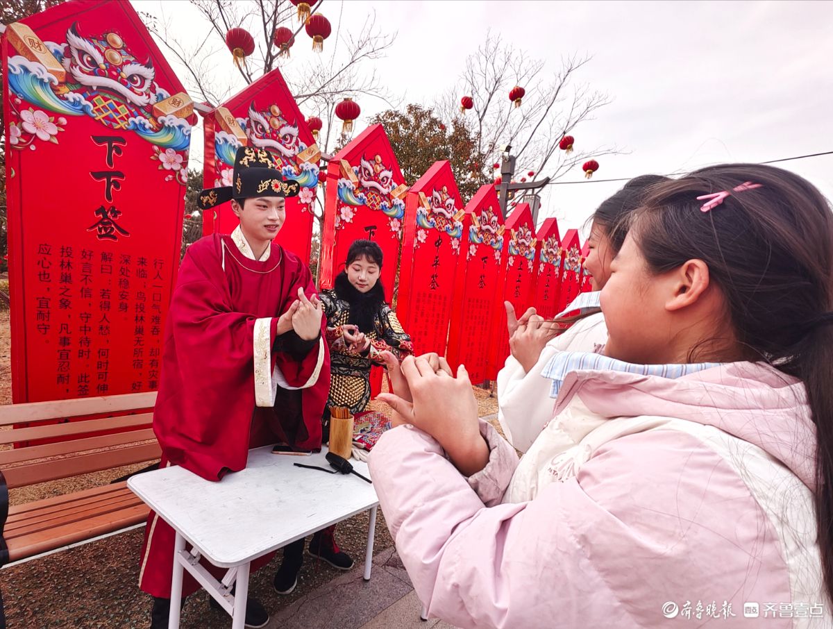 新春随手拍|迎新春灯会趣味游戏引游人（手机摄影）