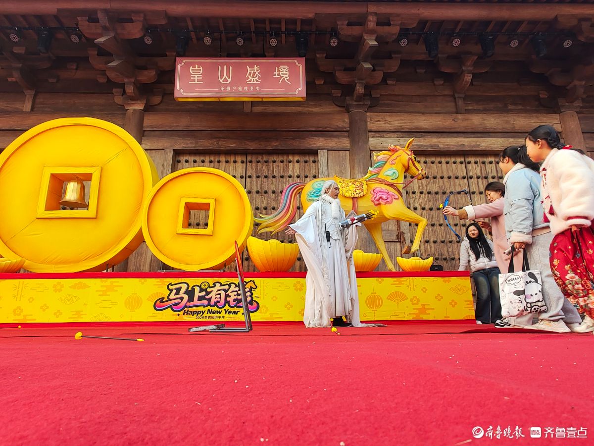 新春随手拍|迎新春灯会趣味游戏引游人（手机摄影）