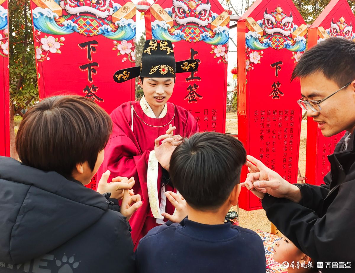 新春随手拍|迎新春灯会趣味游戏引游人（手机摄影）