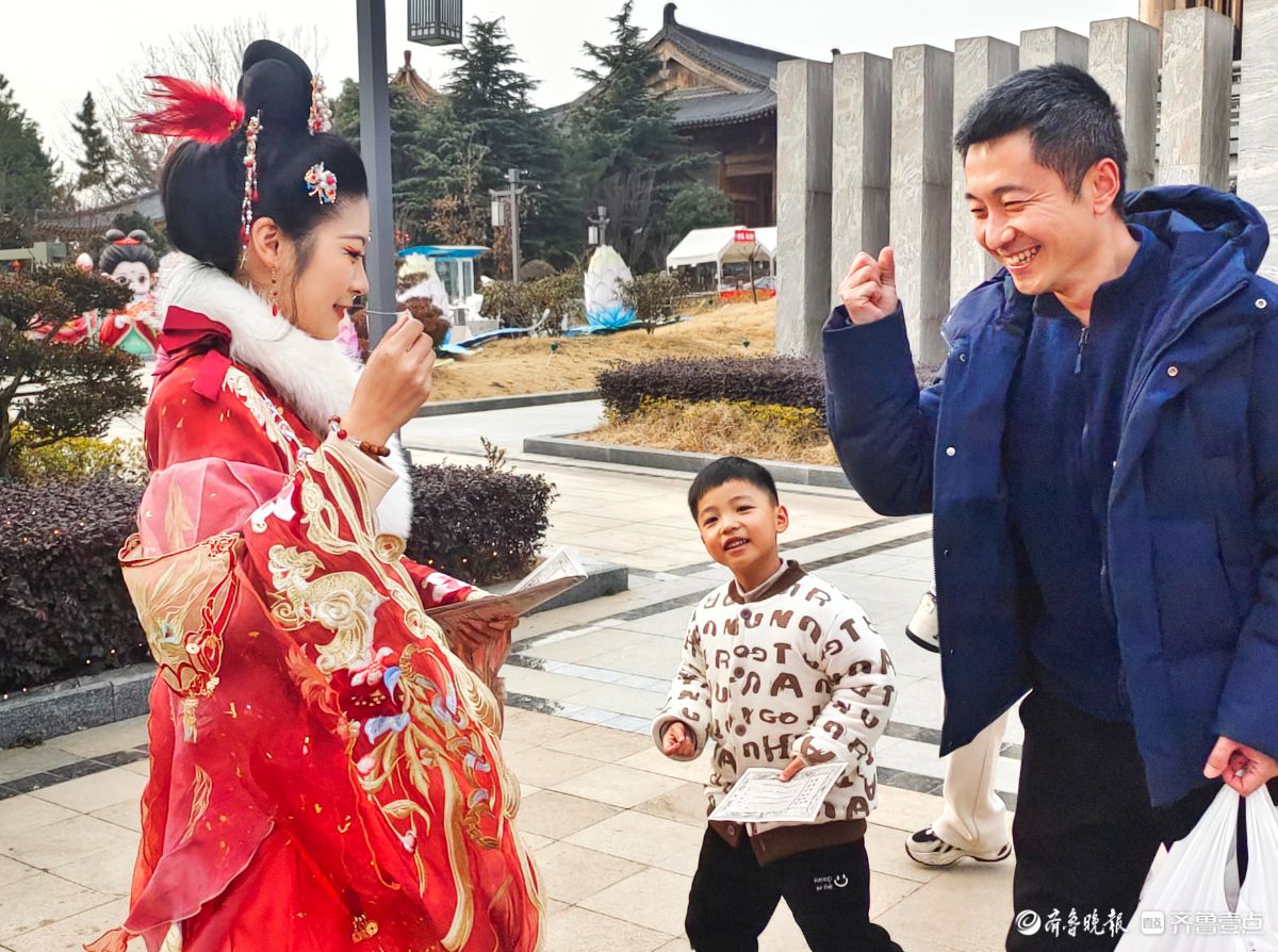 新春随手拍|迎新春灯会趣味游戏引游人（手机摄影）