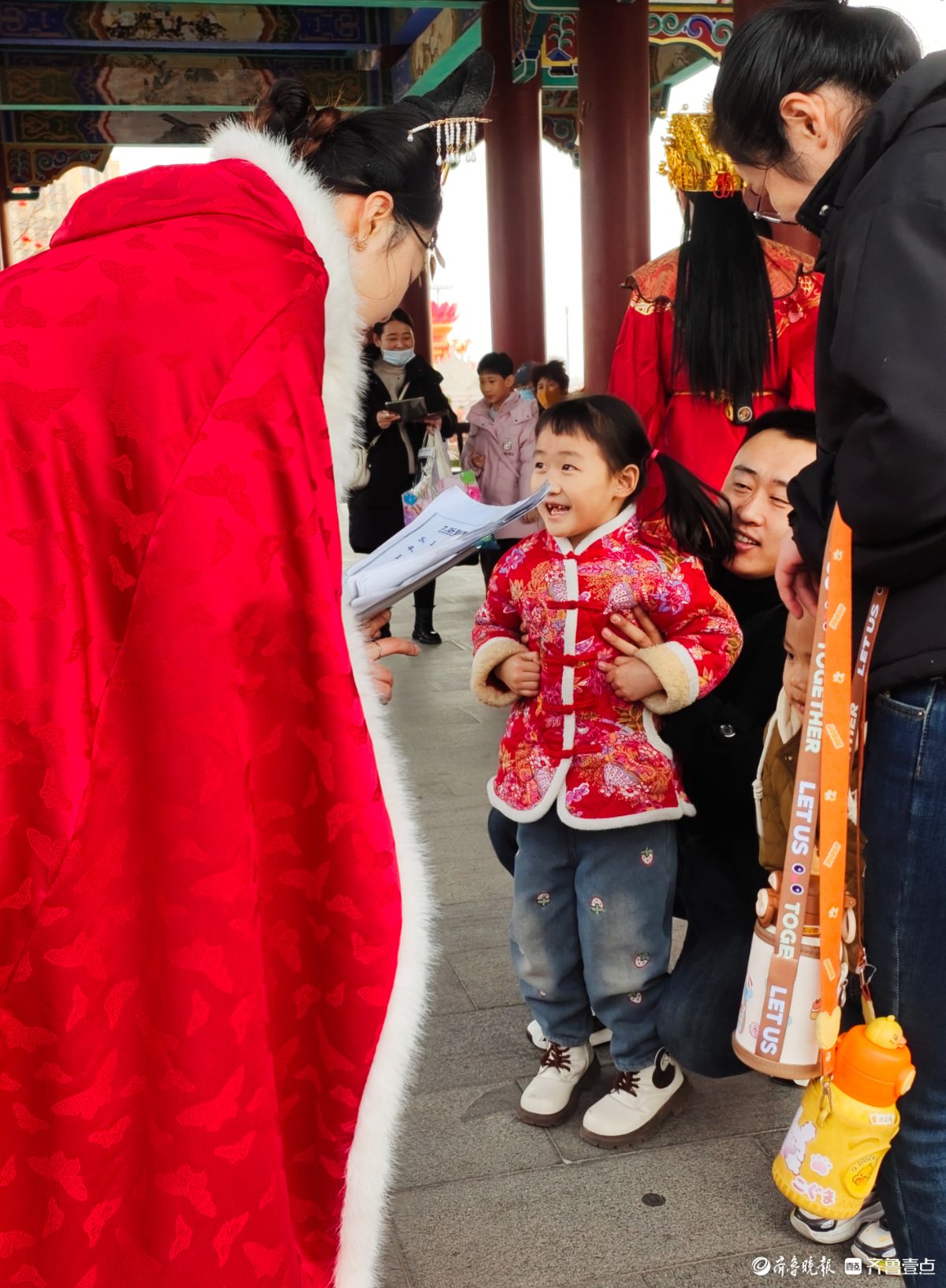 新春随手拍|迎新春灯会趣味游戏引游人（手机摄影）