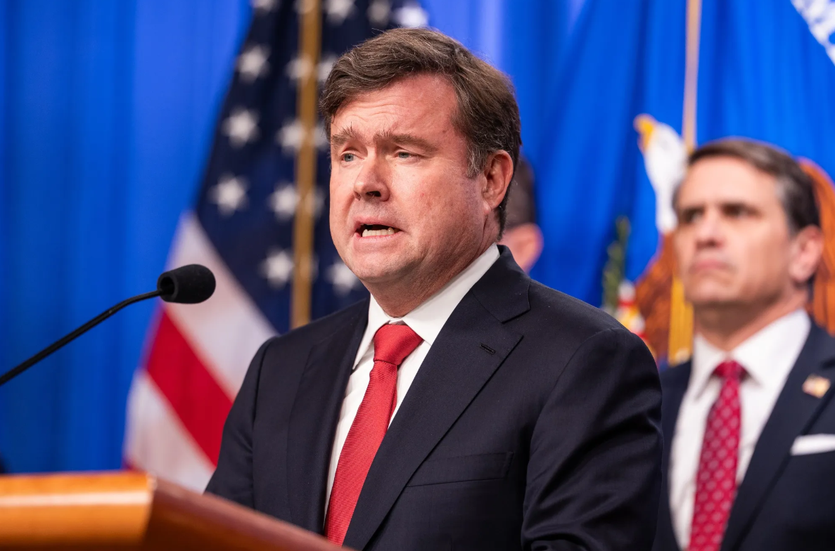 美媒：因与贝森特关系紧张，美财政部一副部长或将离职