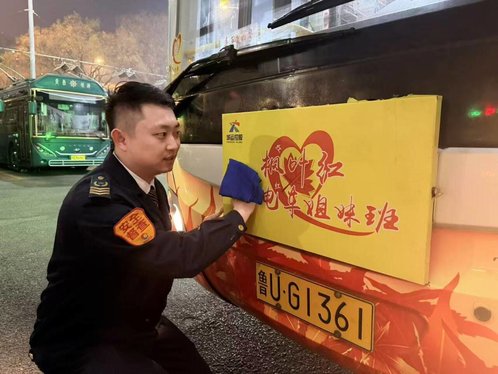 新春走基层丨跨年接力!除夕末班车与初一首班车的“双刘”组合