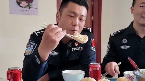 果然视频丨一口家乡味破防!青岛籍戍边民警吃妈妈的包子瞬间泪崩