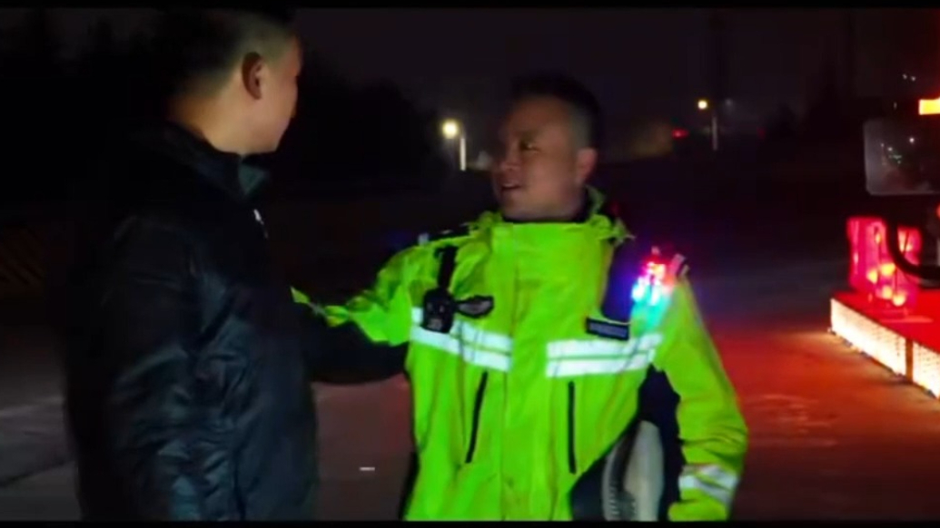 烟台交警坚守新春一线，与市民共赴团圆