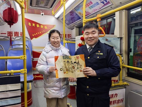 十三个除夕夜坚守,青岛6路公交司机与女儿的“马年之约”