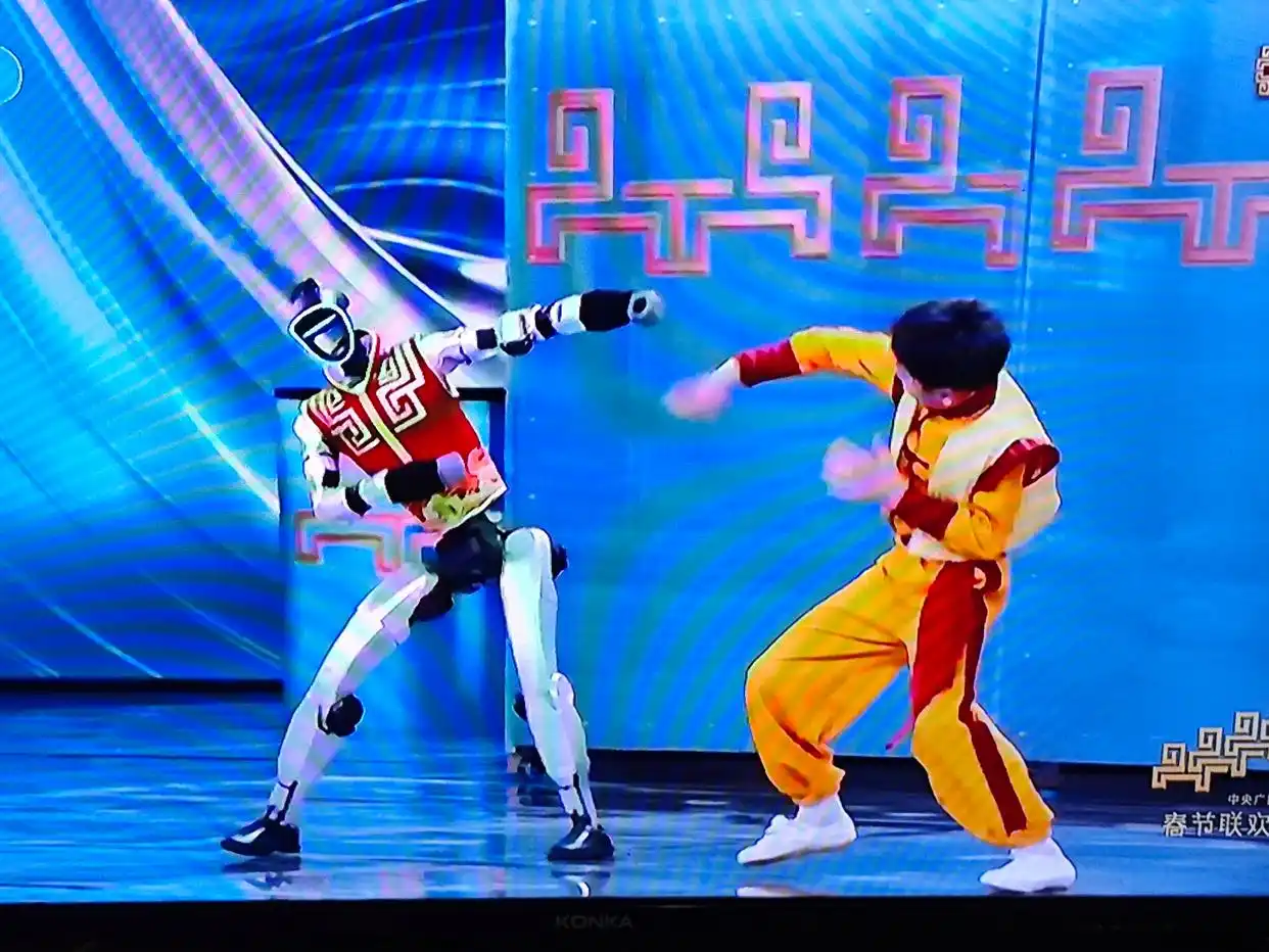 宇树机器人春晚秀“功夫”：翻跟头、舞棍、跑跳空翻