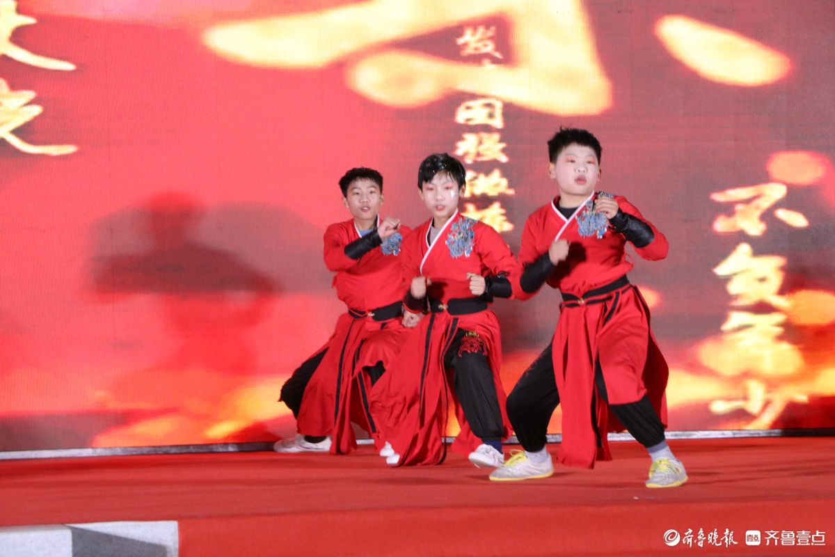 新春随手拍|家门口的晚会