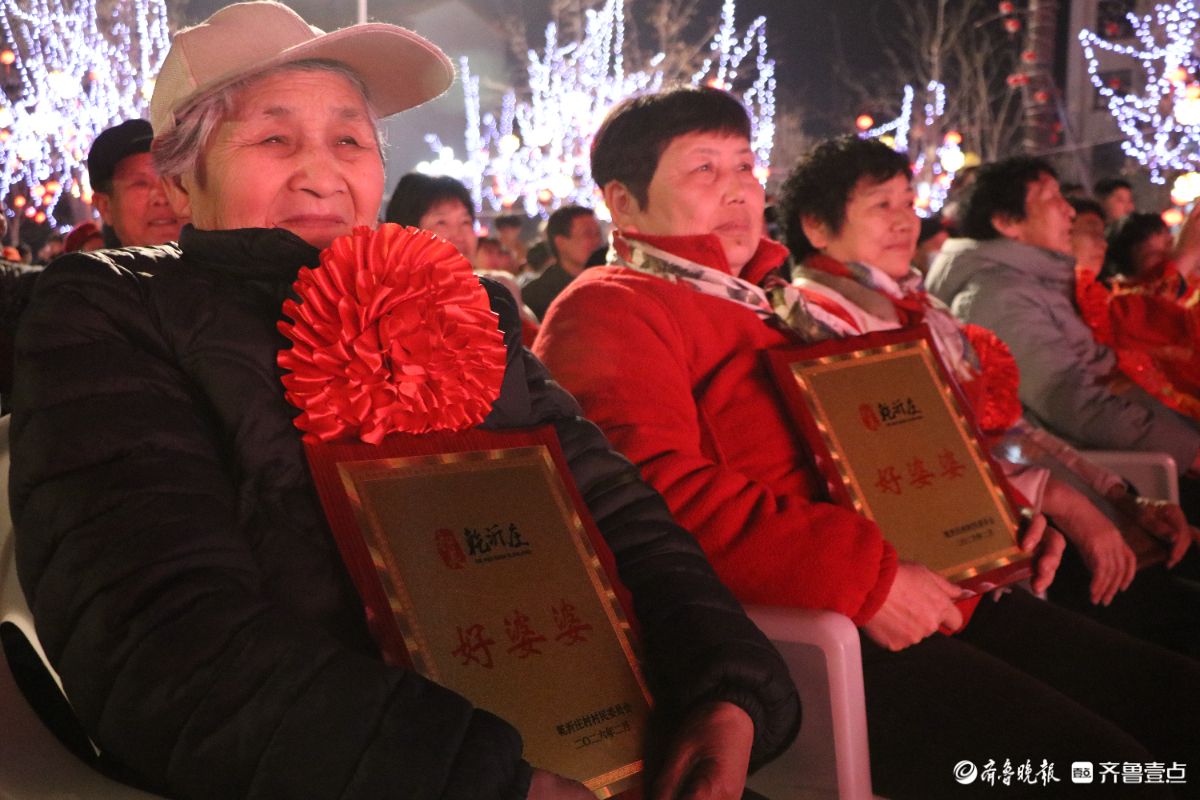 新春随手拍|家门口的晚会